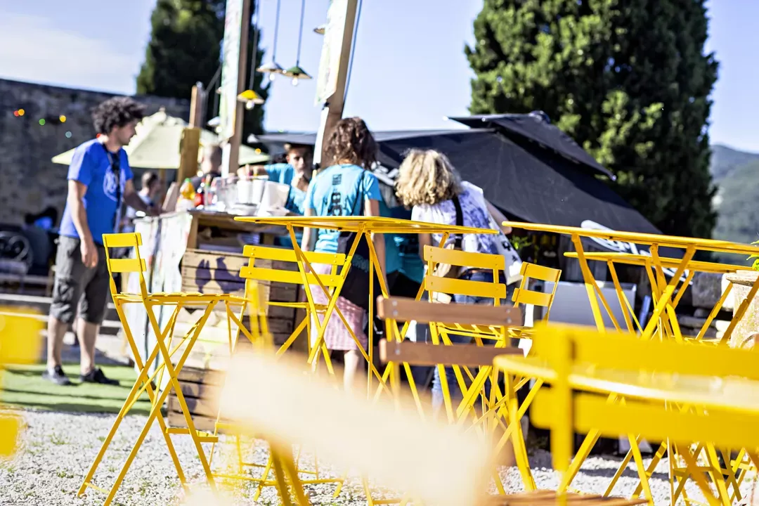 Illustration numéro 2 du produit Fermob Table pliante BISTRO carrée - C6 Miel - 57 x 57 cm