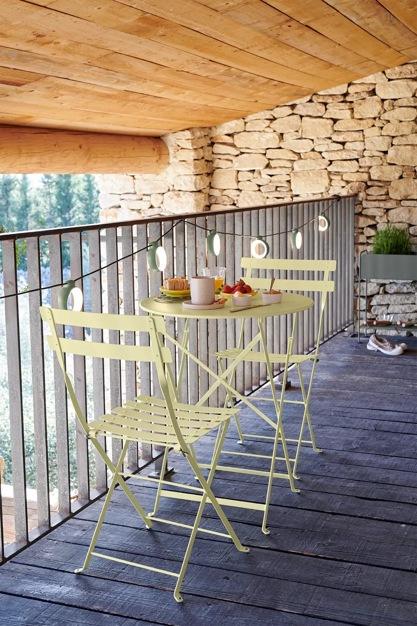 Illustration numéro 2 du produit Fermob Table pliante BISTRO ronde - A6 citron givré - Ø 60 cm