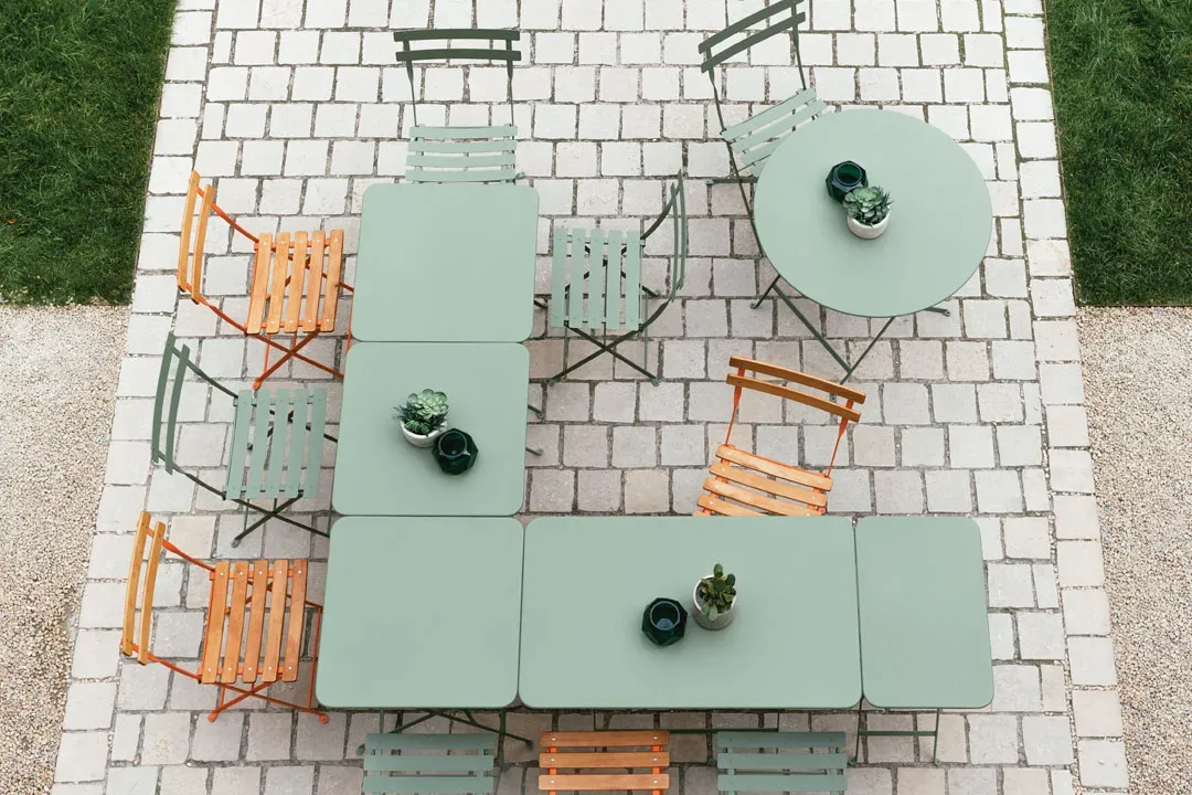 Illustration numéro 2 du produit Fermob Table pliante BISTRO ronde - C7 Gris lapilli - Ø 117 cm