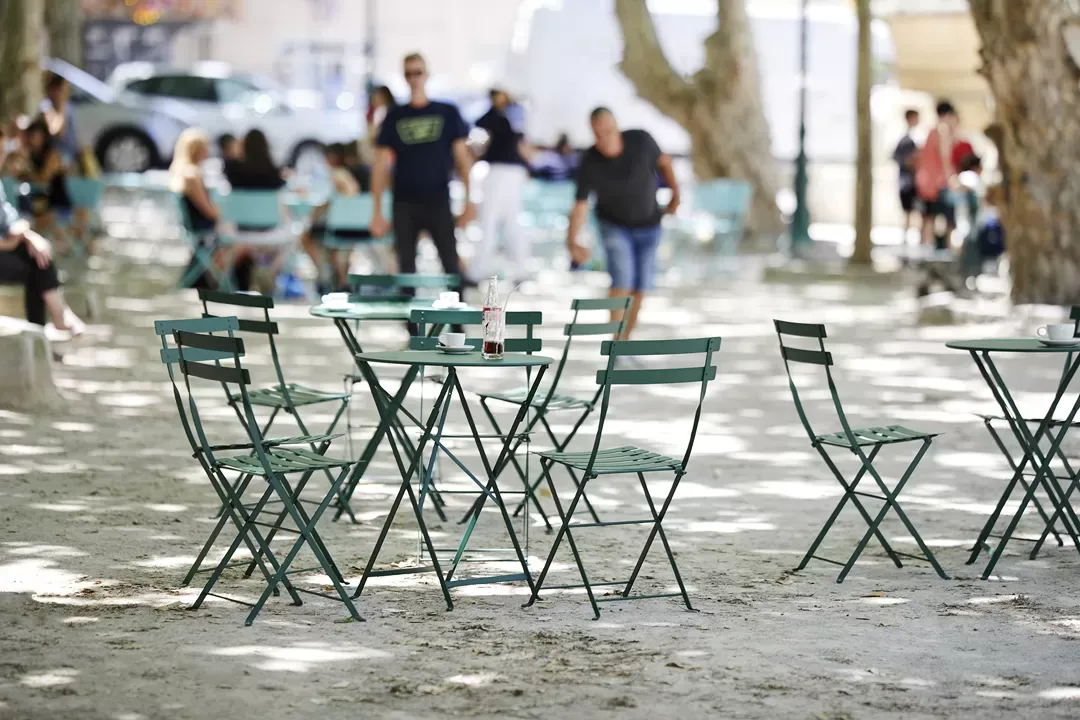 Illustration numéro 2 du produit Fermob Table pliante BISTRO ronde - 02 vert cèdre - Ø 60 cm