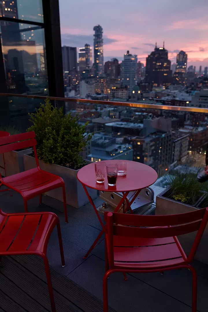 Illustration numéro 2 du produit Fermob Table pliante BISTRO ronde - 43 piment - Ø 60 cm