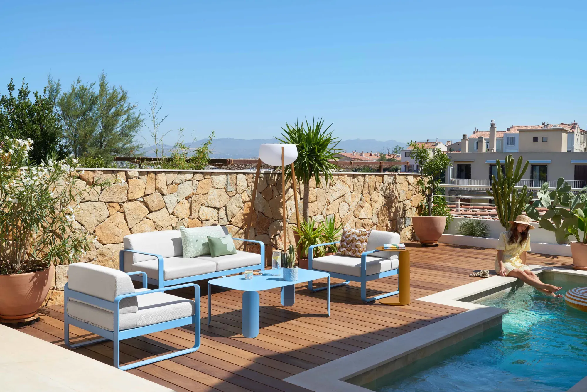 Illustration numéro 2 du produit Fermob Canapé deux places BELLEVIE - E1 bleu-maya - blanc grisé