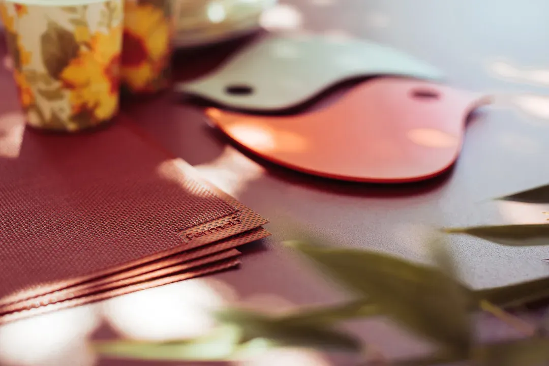 Illustration numéro 2 du produit Fermob Set de table BASICS - 43 piment