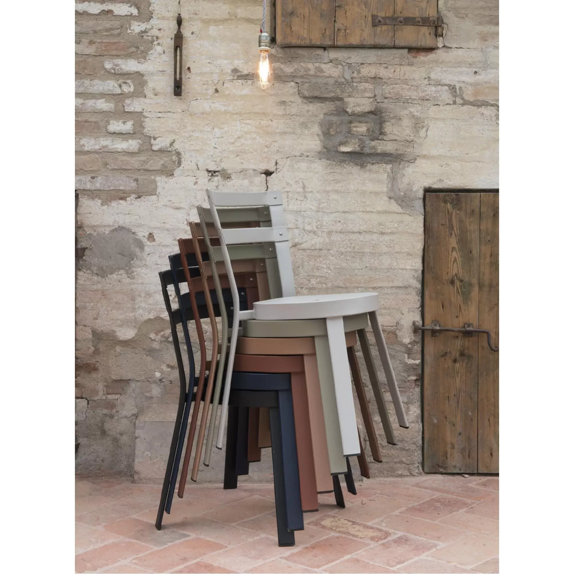 Illustration numéro 2 du produit Emu Chaise Thor - marron foncé