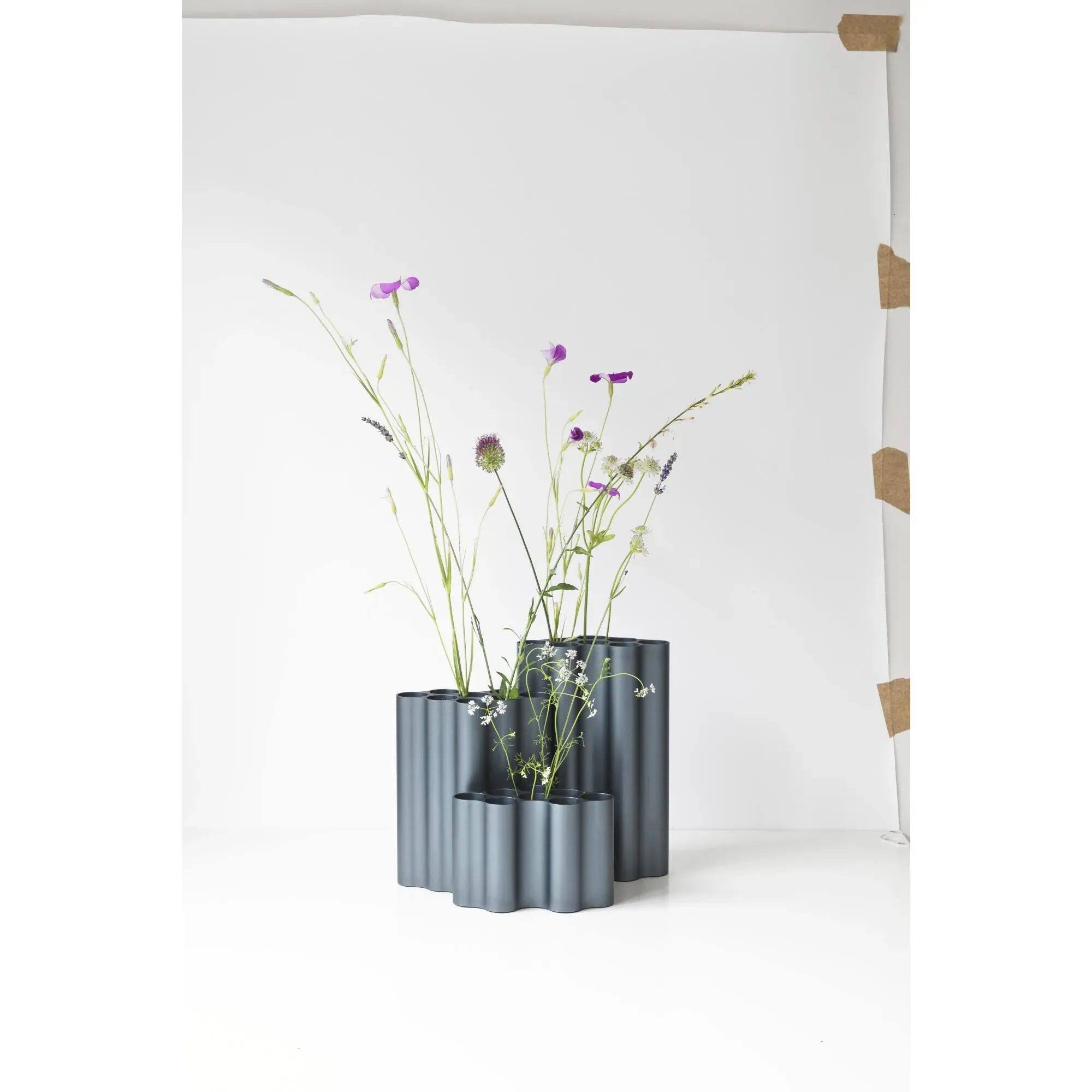 Illustration numéro 2 du produit Vitra Vases Nuage - bleu acier - S