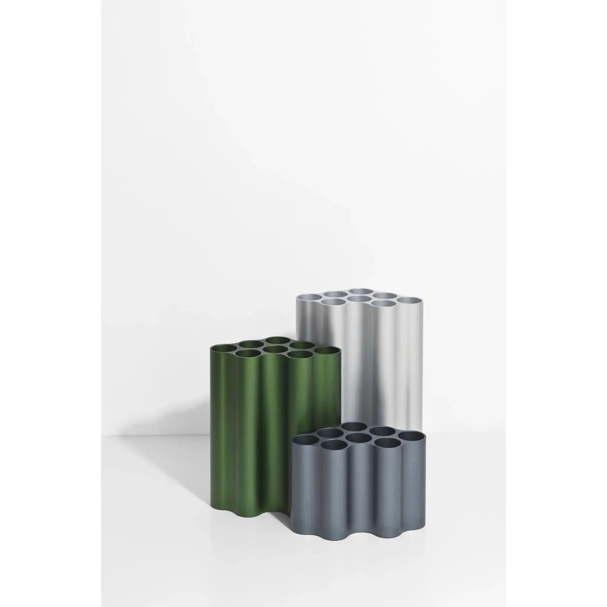 Illustration numéro 2 du produit Vitra Vases Nuage - lierre - M