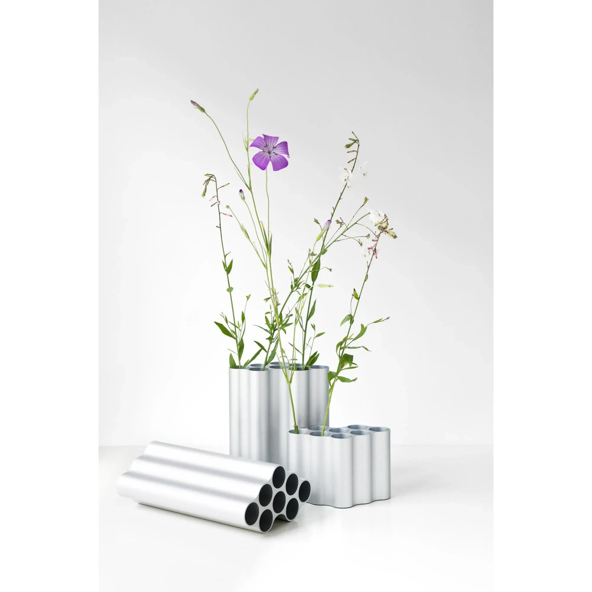 Illustration numéro 2 du produit Vitra Vases Nuage - argent clair - M