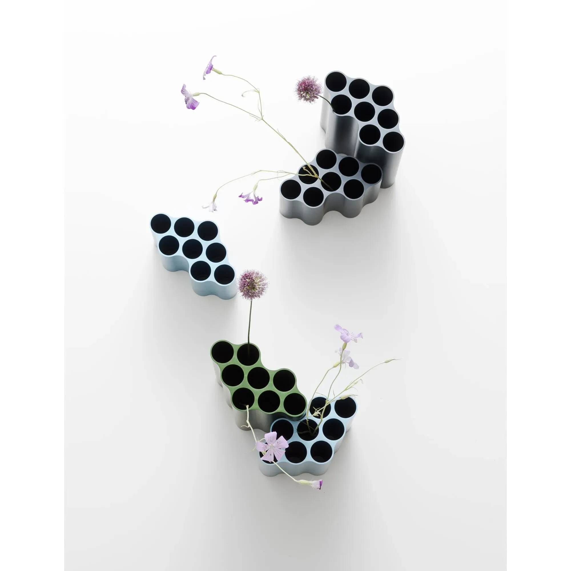 Illustration numéro 2 du produit Vitra Vases Nuage - bleu acier - L