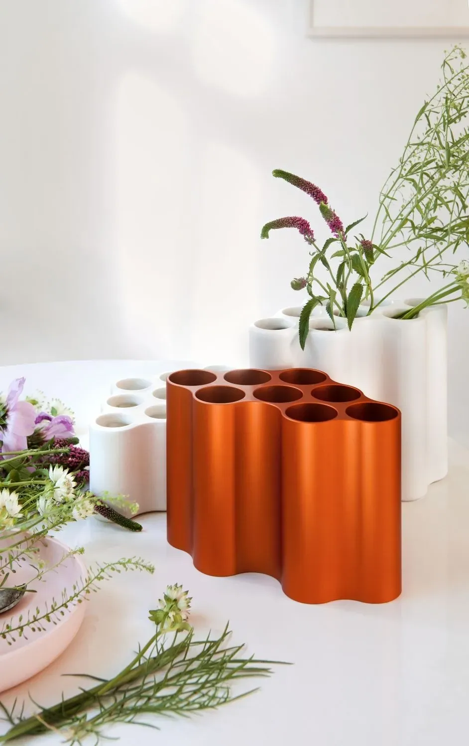 Illustration numéro 2 du produit Vitra Vases Nuage - orange - S