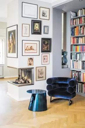 Illustration numéro 2 du produit ClassiCon Table d'appoint Pli - bleu saphir brillant - 65 cm