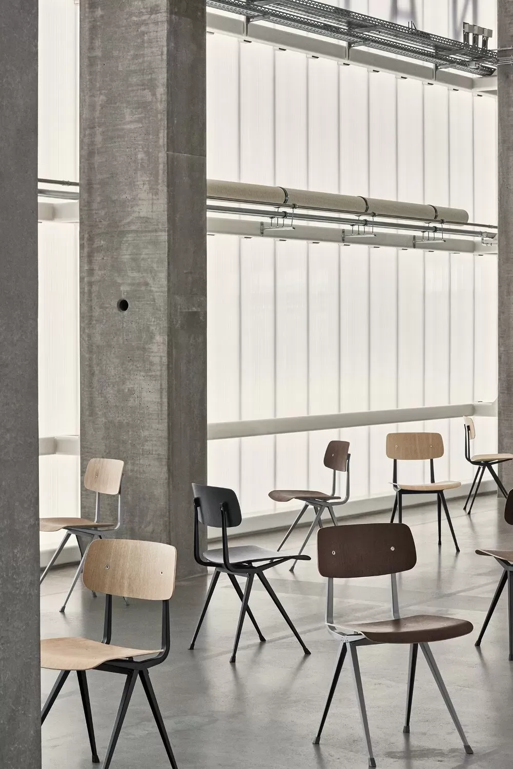 Illustration numéro 2 du produit HAY Chaise Result  - décapé noir - noir - patins pour tapis de sol