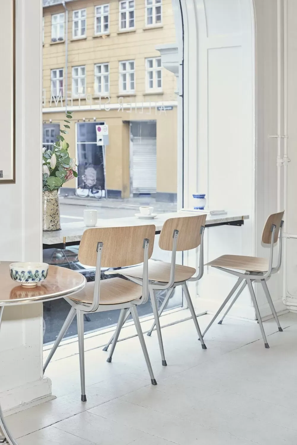 Illustration numéro 2 du produit HAY Chaise Result  - mat verni - noir - patins pour tapis de sol