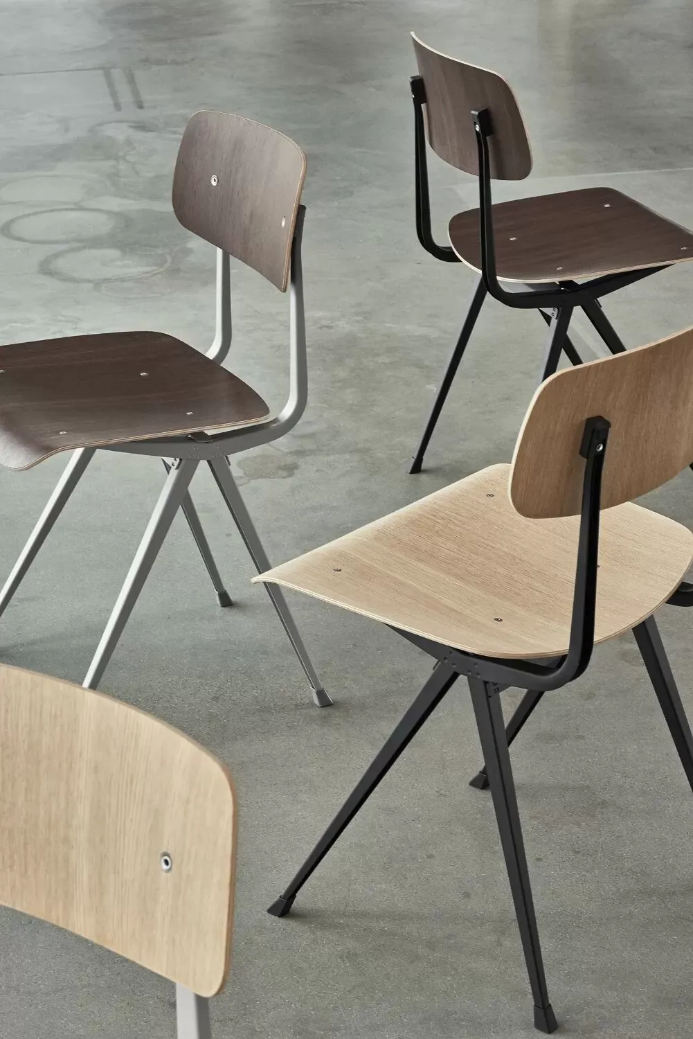 Illustration numéro 2 du produit HAY Chaise Result  - brique foncée - noir - patins pour tapis de sol