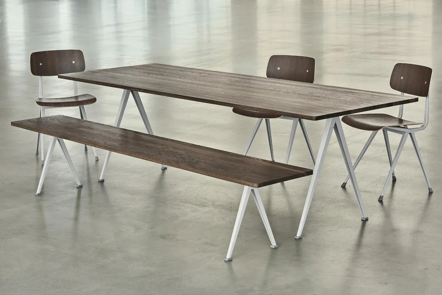 Illustration numéro 2 du produit HAY Table Pyramid - chêne clair verni - noir - 300 cm