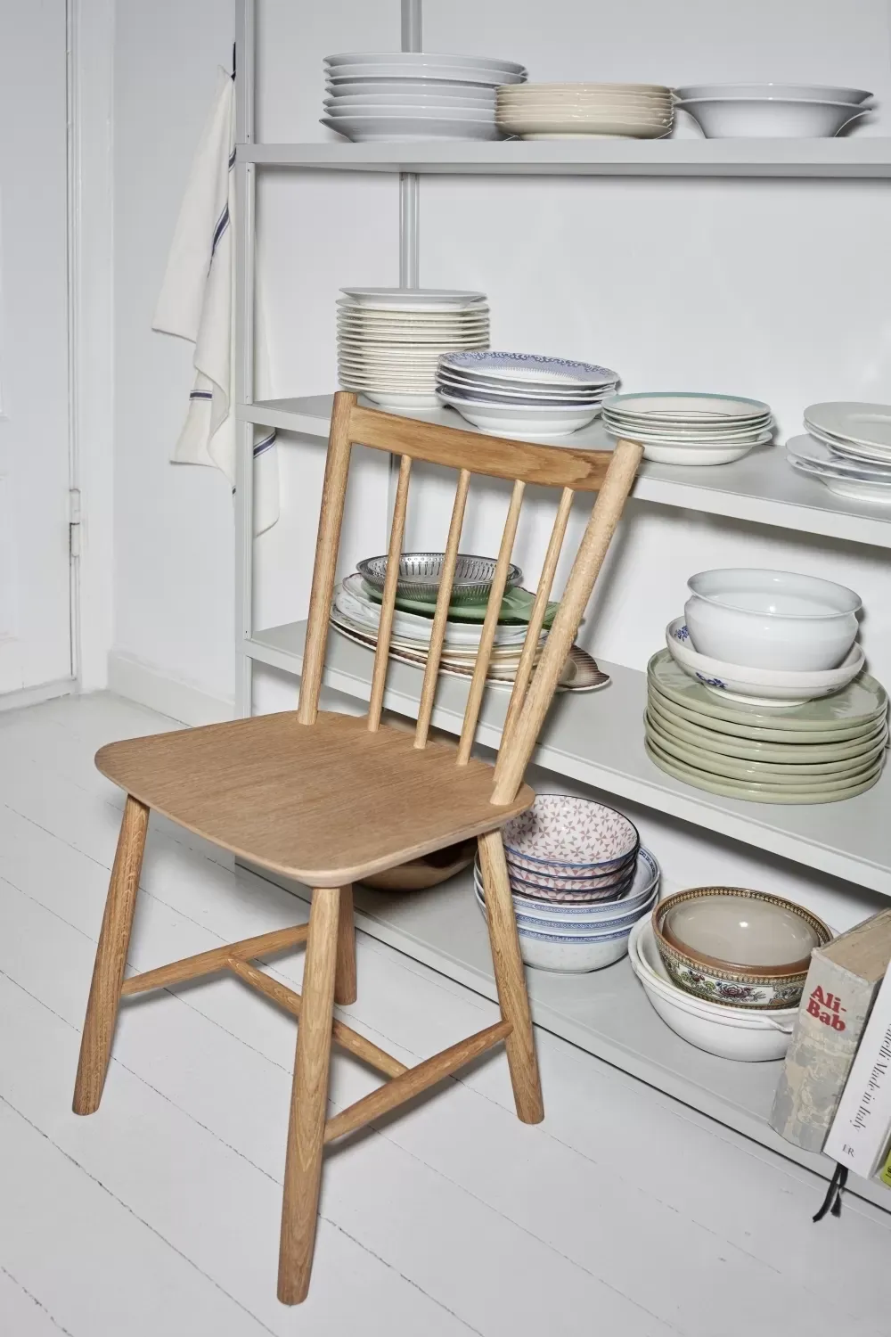 Illustration numéro 2 du produit HAY Chaise J41 FDB  - mat verni