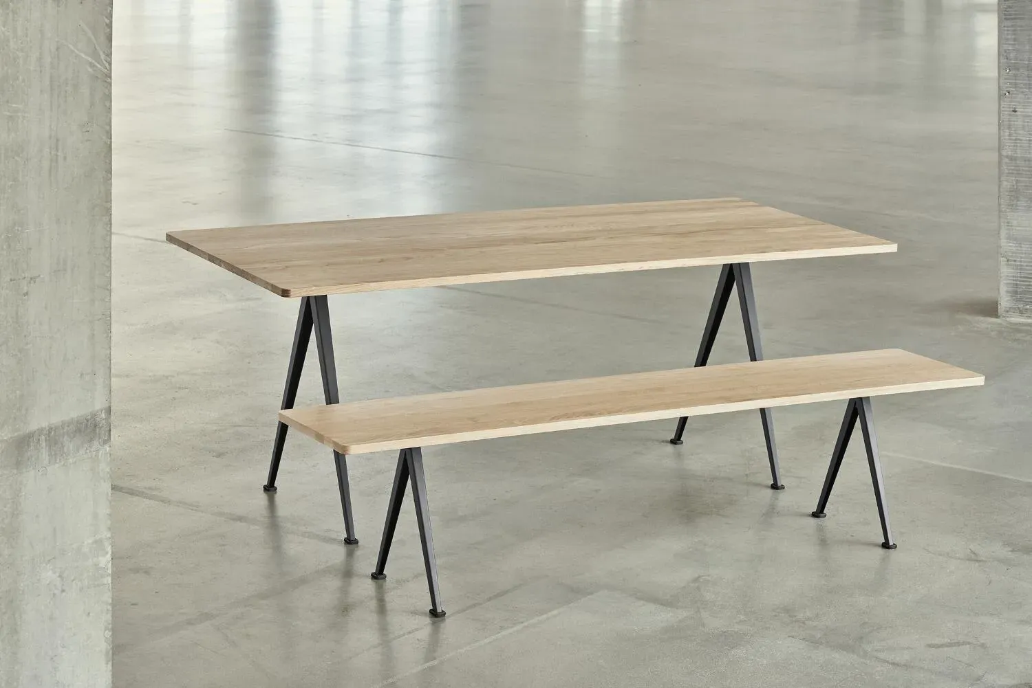 Illustration numéro 2 du produit HAY Banc Pyramide 12 - mat verni - noir - 250 cm - mat verni - noir - 250 cm