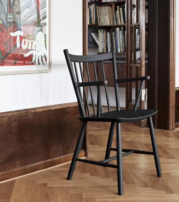 Illustration numéro 2 du produit HAY Chaise avec accoudoir J42 FDB  - mat verni