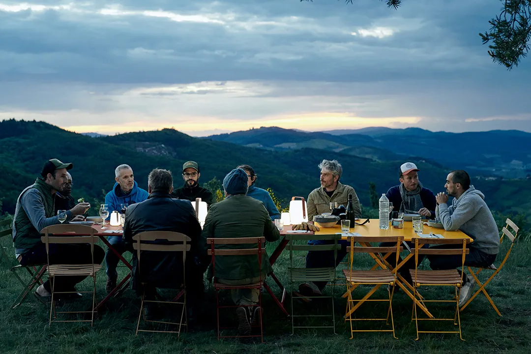 Illustration numéro 2 du produit Fermob Table pliante CARACTÈRE - 43 piment - carré, 128 x 128 cm