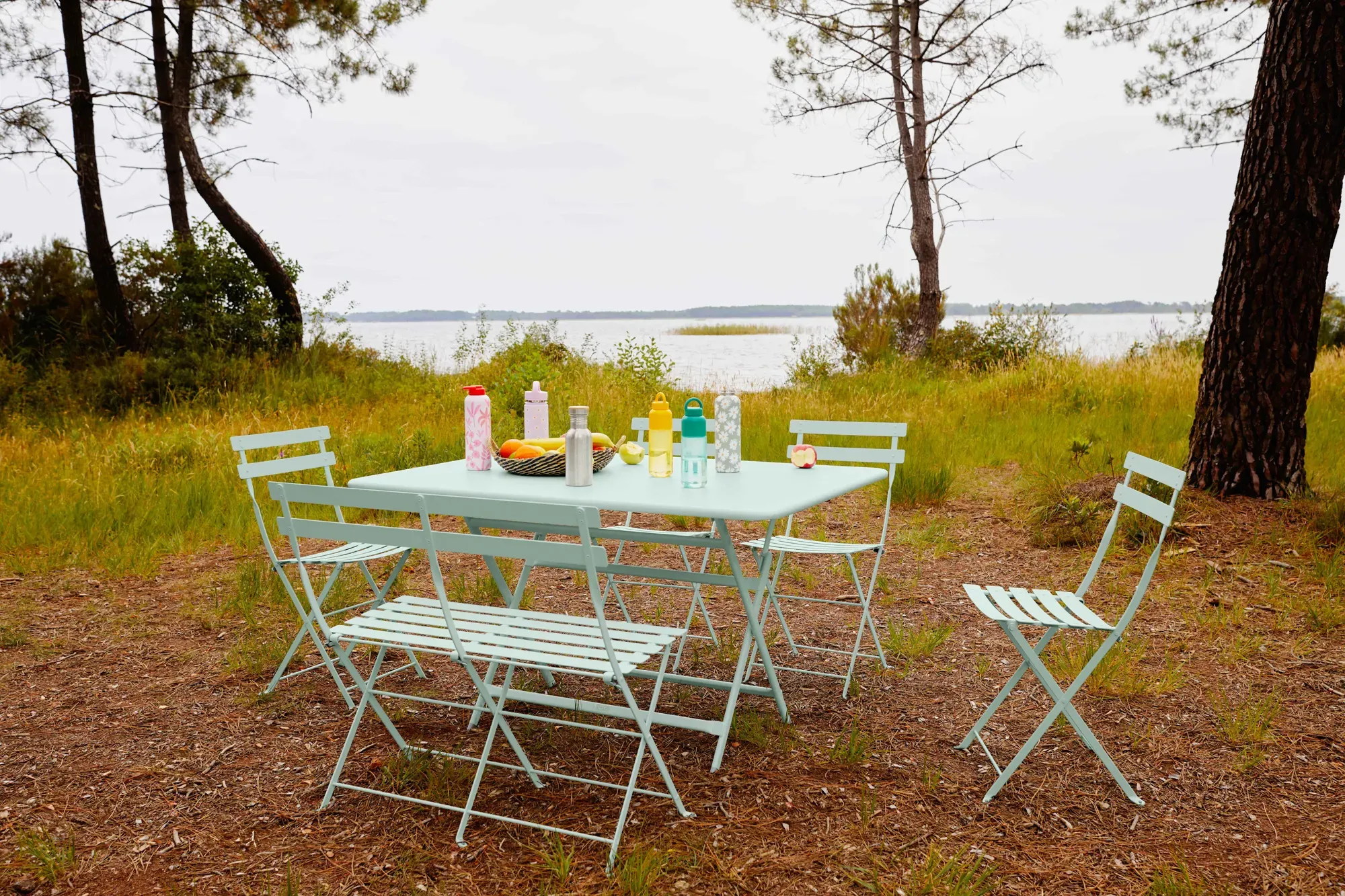 Illustration numéro 2 du produit Fermob Table pliante CARACTÈRE - 02 vert cèdre - 128 x 90 cm