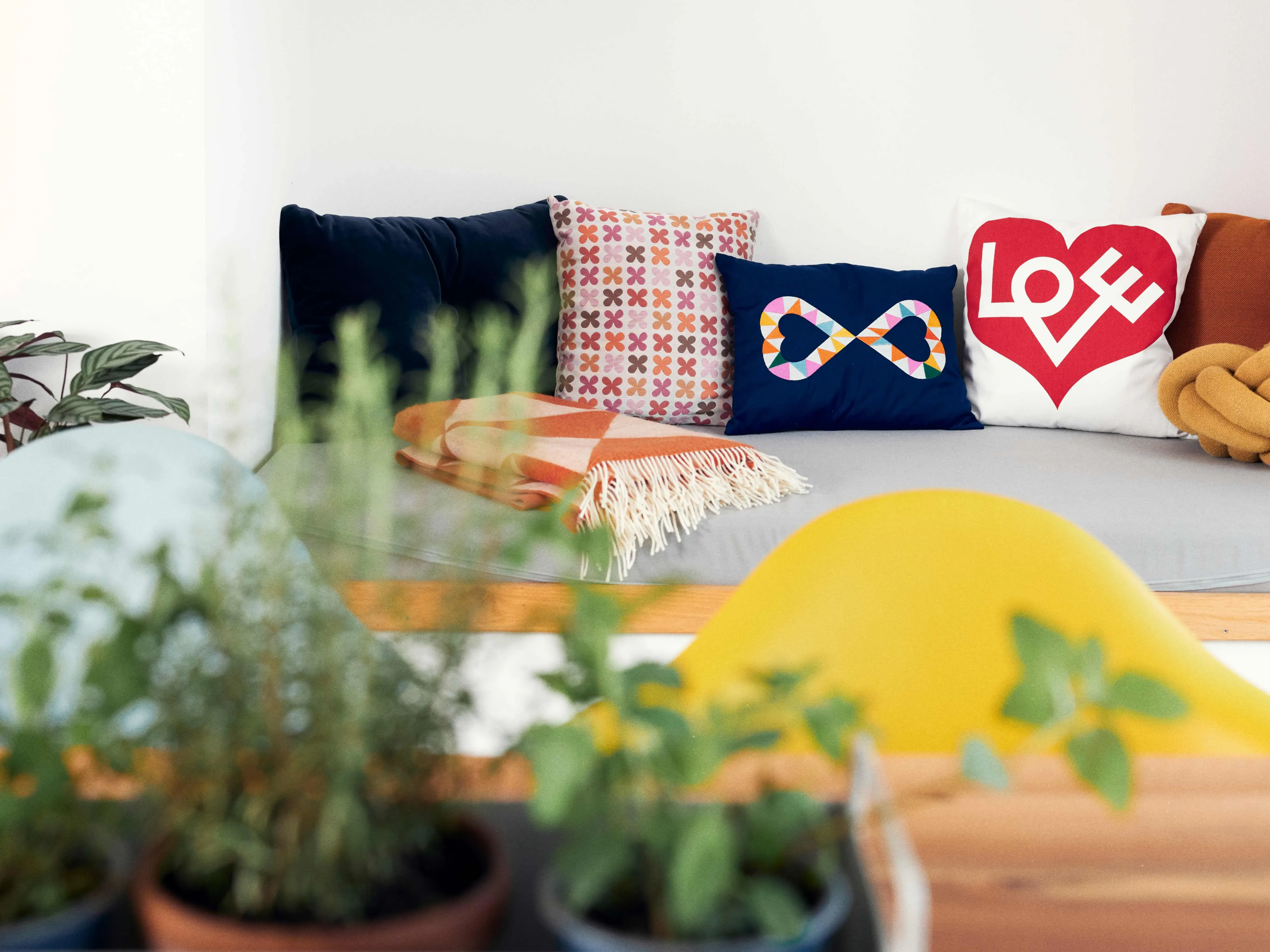 Illustration numéro 2 du produit Vitra Coussin Double Heart - bleu