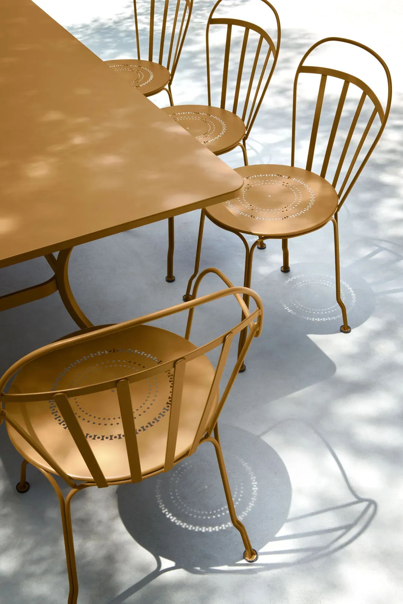 Illustration numéro 2 du produit Fermob Chaise Louvre - D2 Pain d'épices