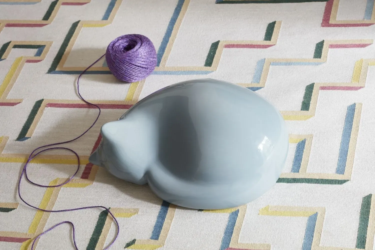 Illustration numéro 2 du produit Vitra Figurine décorative Resting Cat  - bleu clair - grand