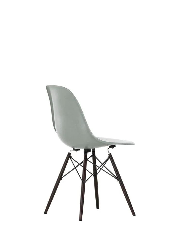 Illustration numéro 2 du produit Vitra Chaise Eames en fibre de verre DSW - Sea Foam Green - érable foncé