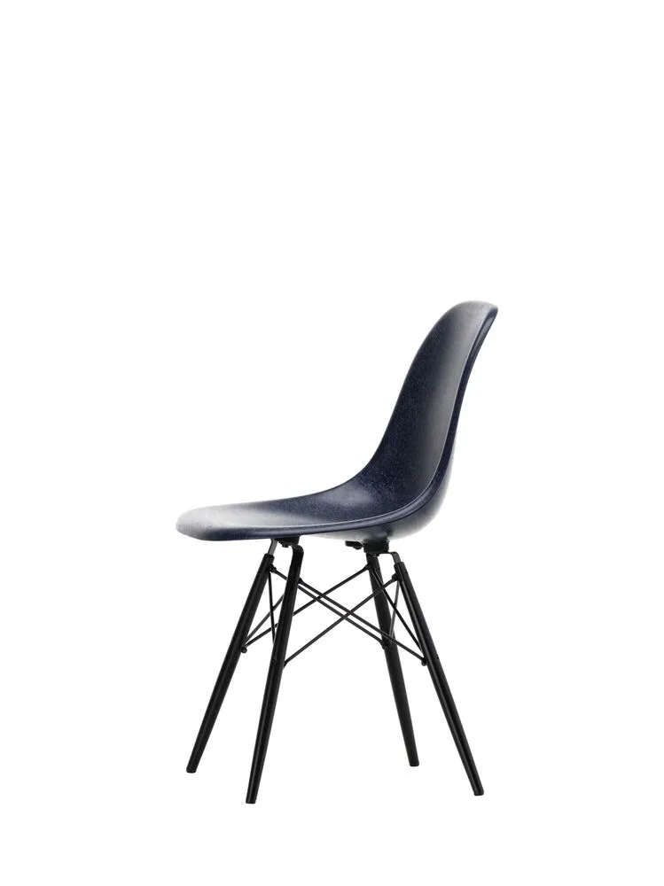 Illustration numéro 2 du produit Vitra Chaise Eames en fibre de verre DSW - Navy Blue - érable noir