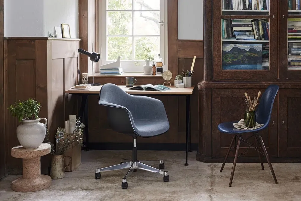 Illustration numéro 2 du produit Vitra Chaise Eames en fibre de verre DSW - Ochre Light - érable noir