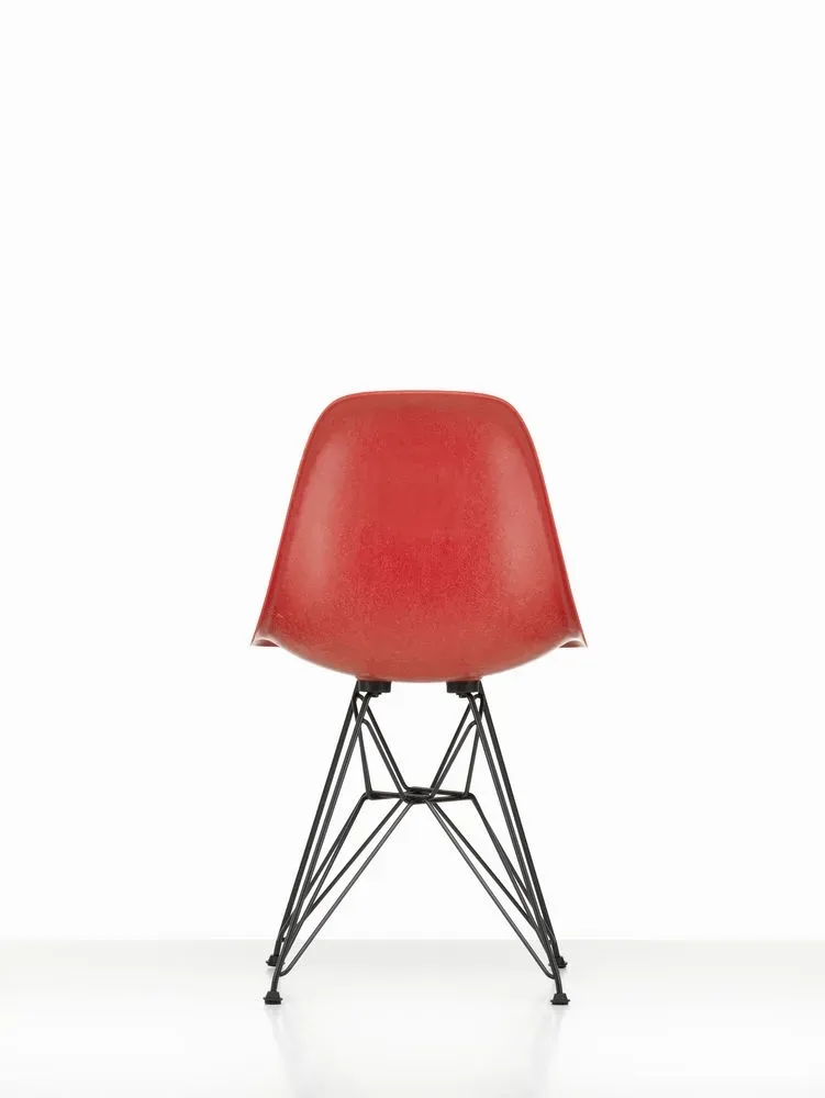 Illustration numéro 2 du produit Vitra Chaise Eames en fibre de verre DSR - Classic Red - noir basique enduit de poudre