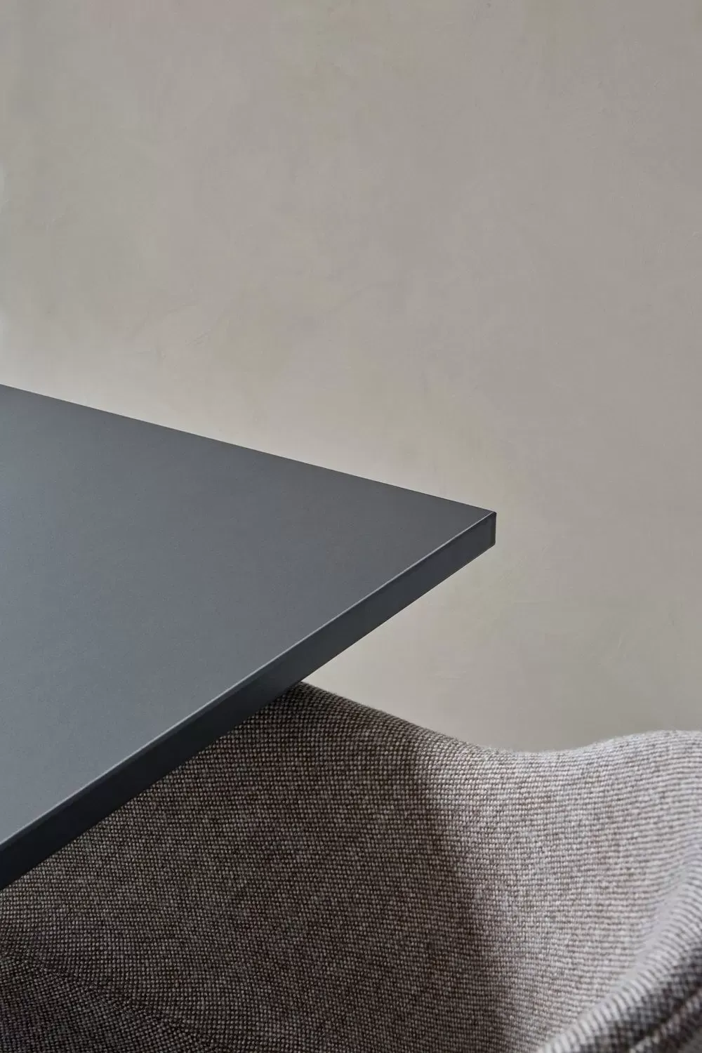 Illustration numéro 2 du produit Audo Table Harbour Column Counter/Bar 60x70cm - Linoléum charbon - 102,7cm