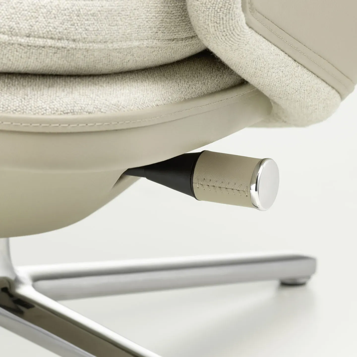 Illustration numéro 2 du produit Vitra Grand Relax avec ottoman  - Cuir Forte sable / Corsaro stone melange - Aluminium poli