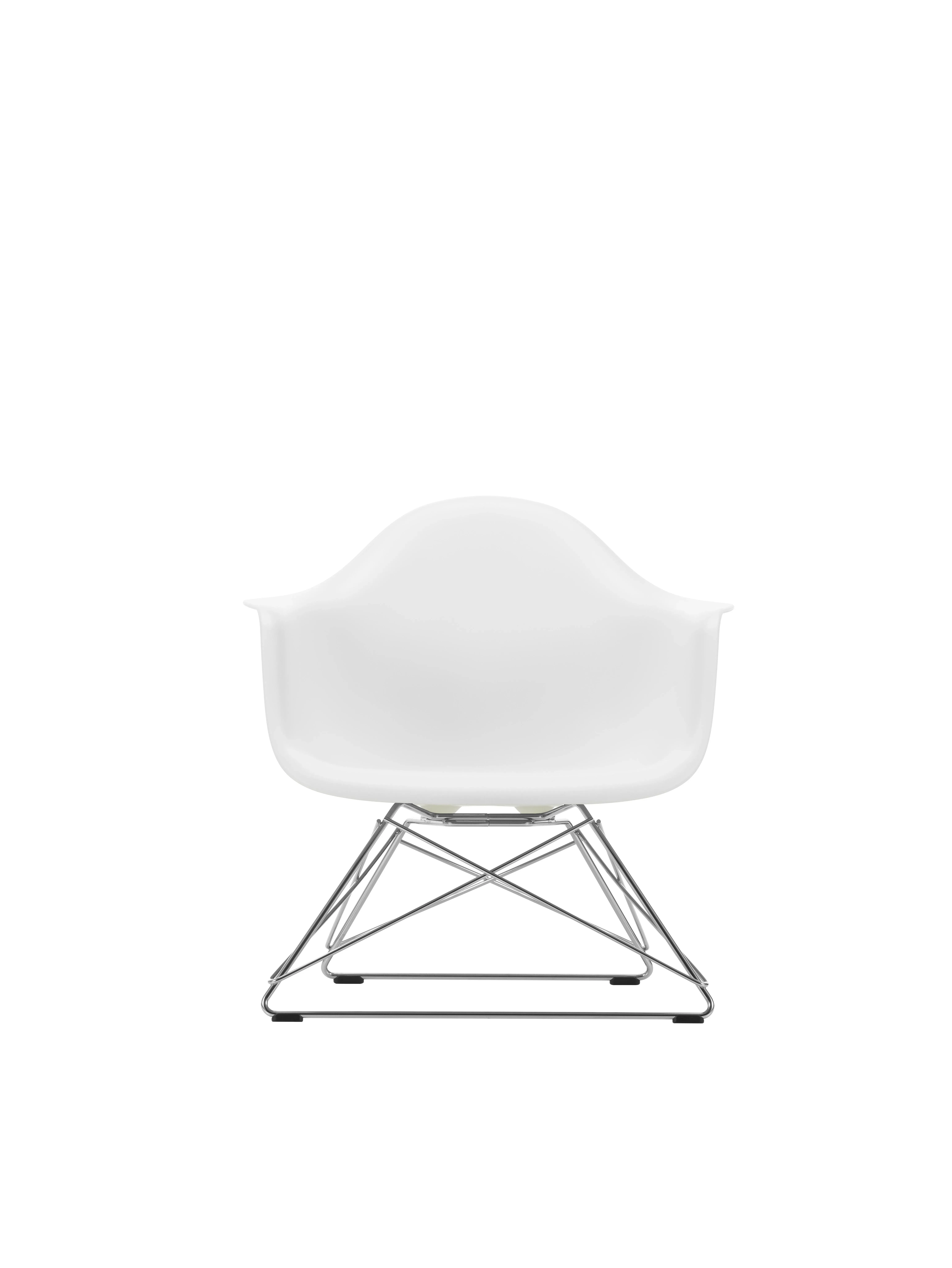 Illustration numéro 2 du produit Vitra Fauteuil en plastique Eames LAR  - blanc - chrome brillant