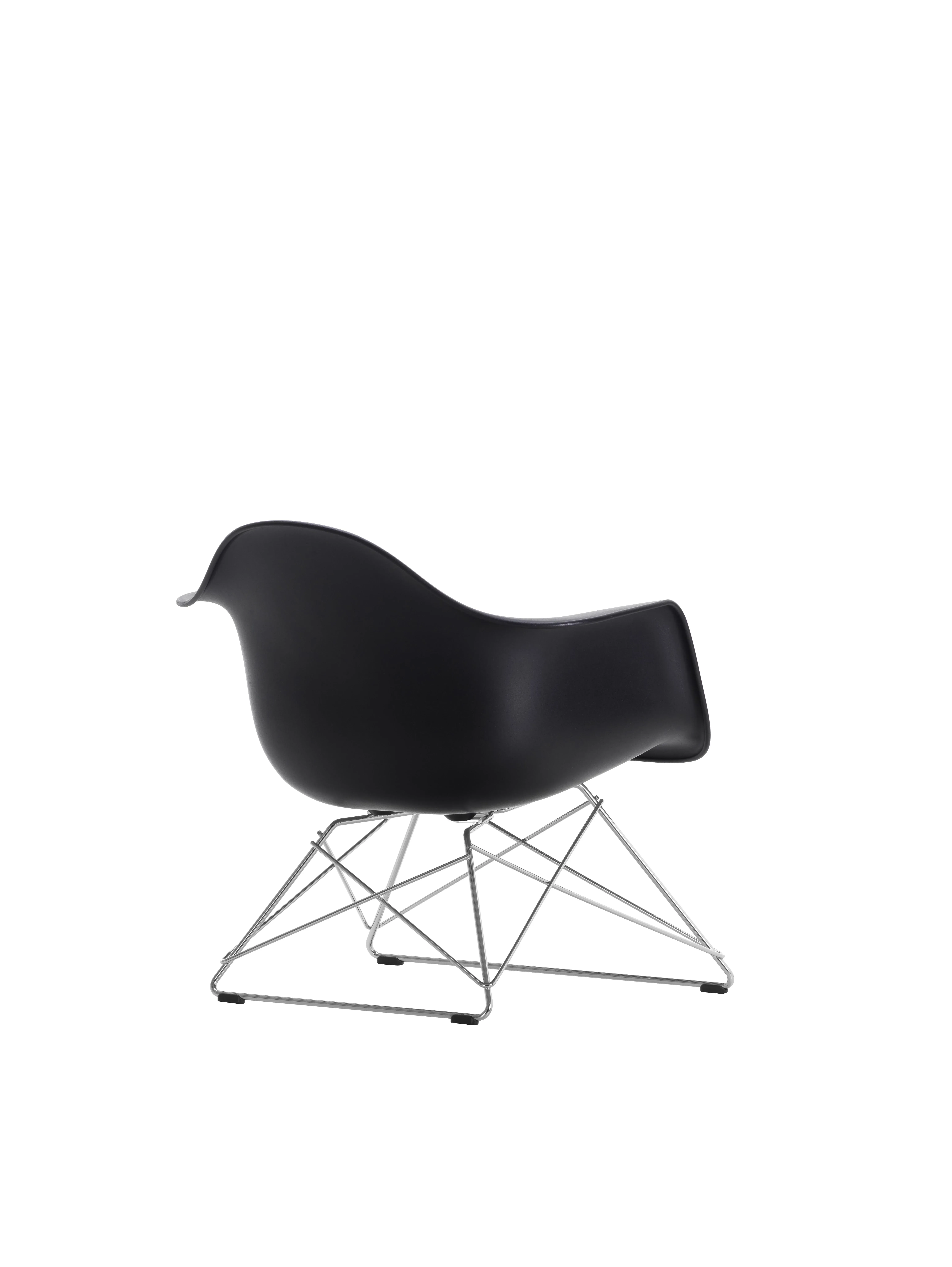 Illustration numéro 2 du produit Vitra Fauteuil en plastique Eames LAR  - noir foncé RE - chrome brillant