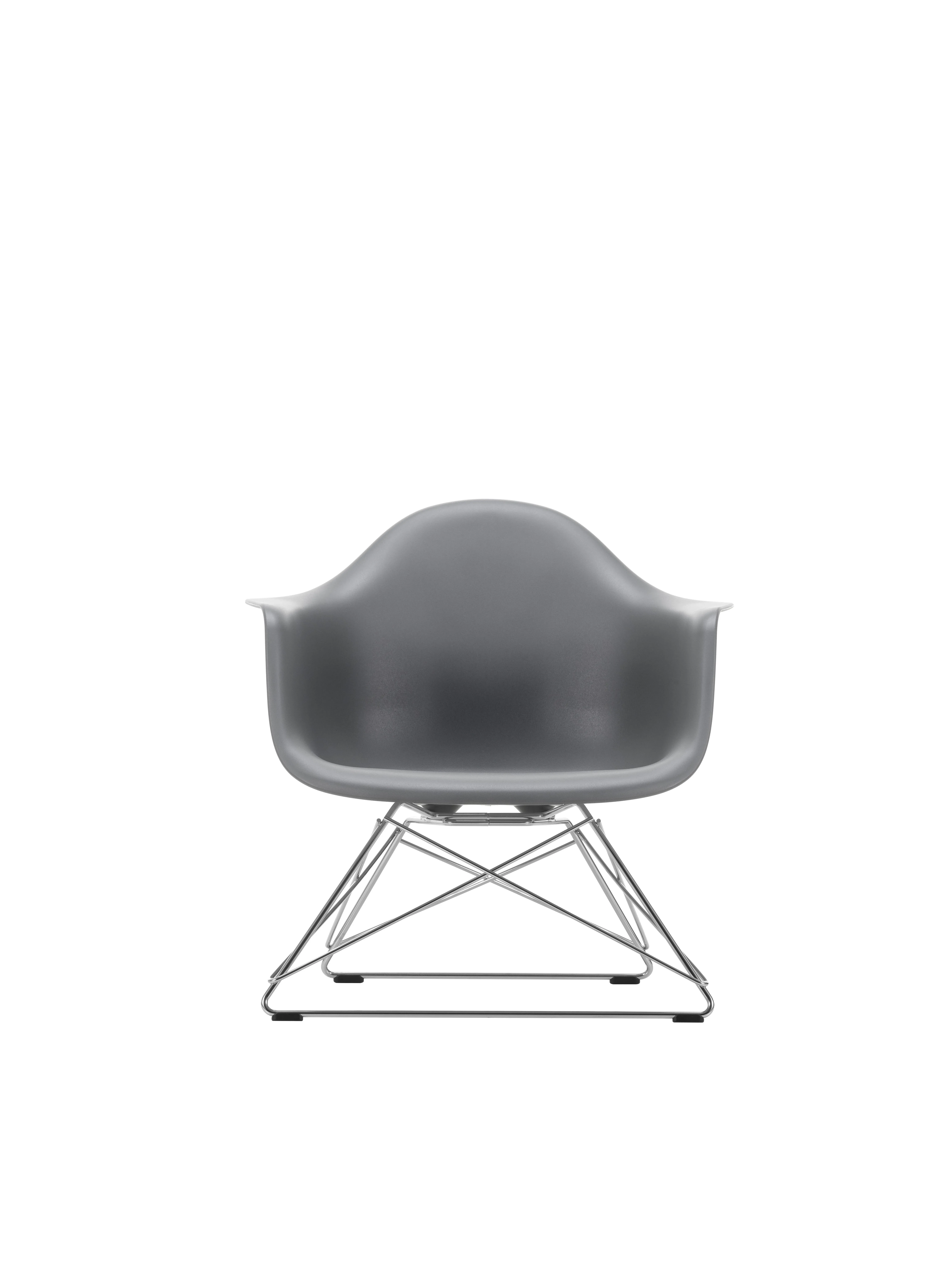 Illustration numéro 2 du produit Vitra Fauteuil en plastique Eames LAR  - gris granit RE - chrome brillant