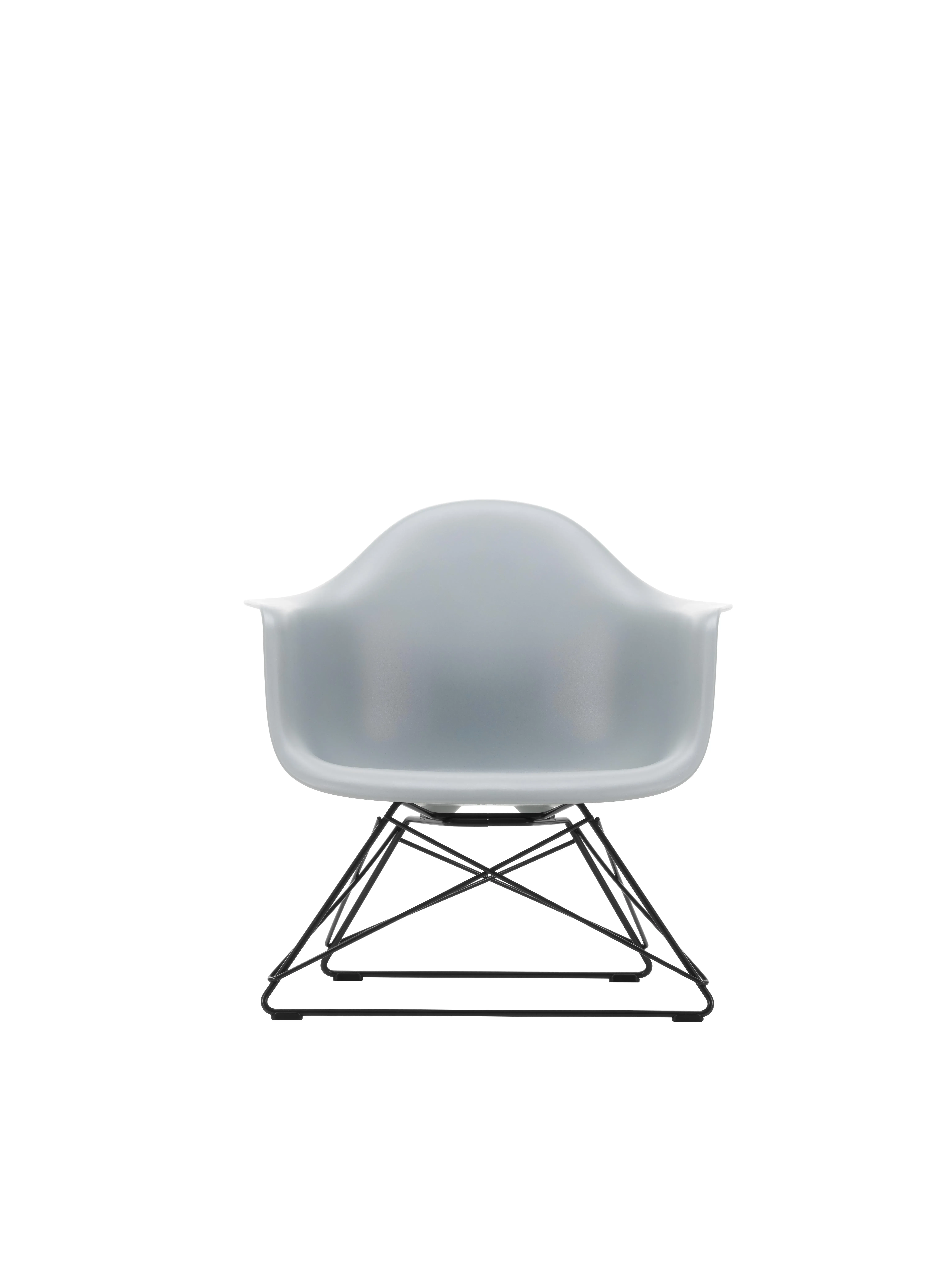 Illustration numéro 2 du produit Vitra Fauteuil en plastique Eames LAR  - gris clair RE - noir basique enduit de poudre