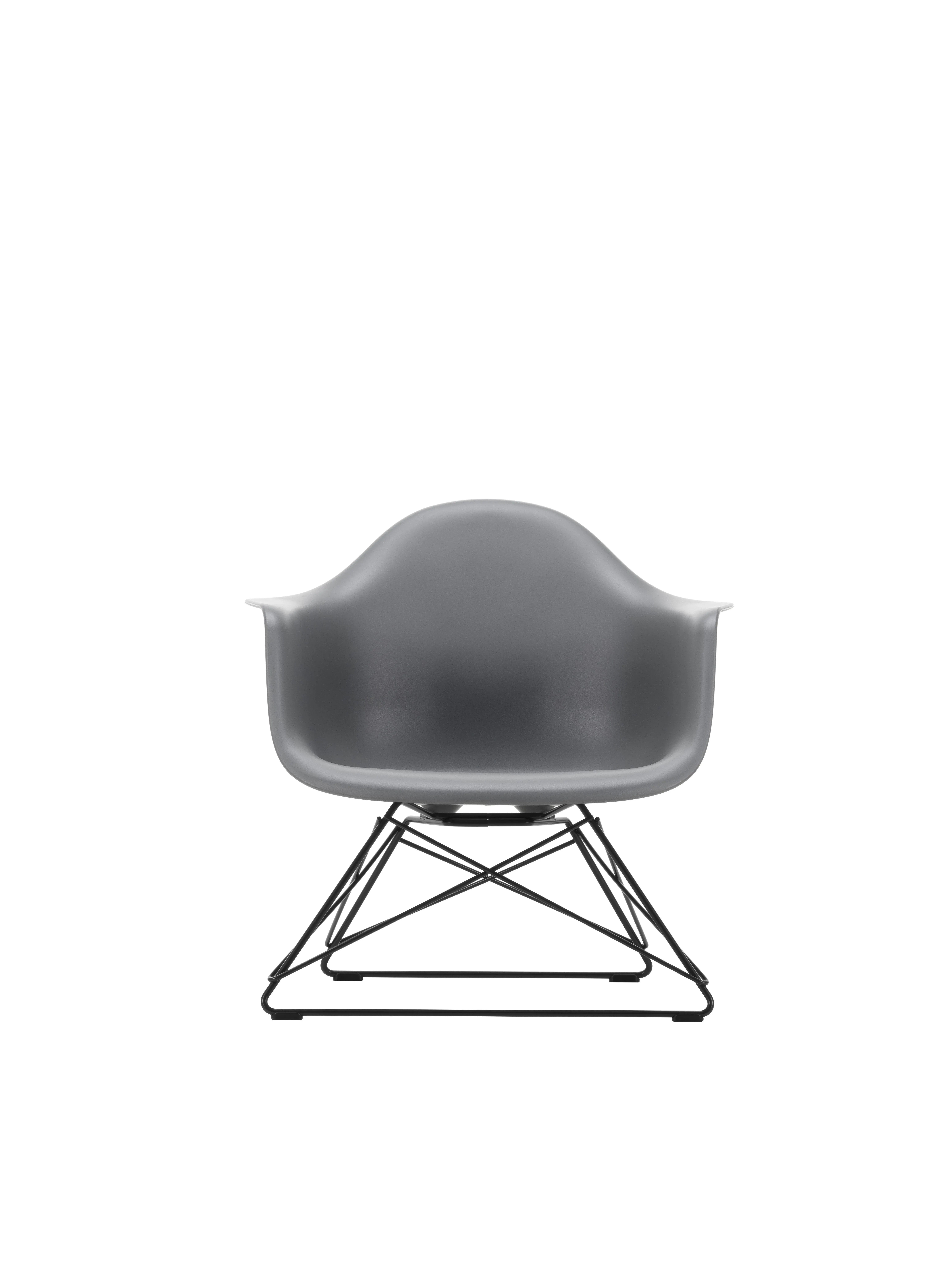 Illustration numéro 2 du produit Vitra Fauteuil en plastique Eames LAR  - gris granit RE - noir basique enduit de poudre
