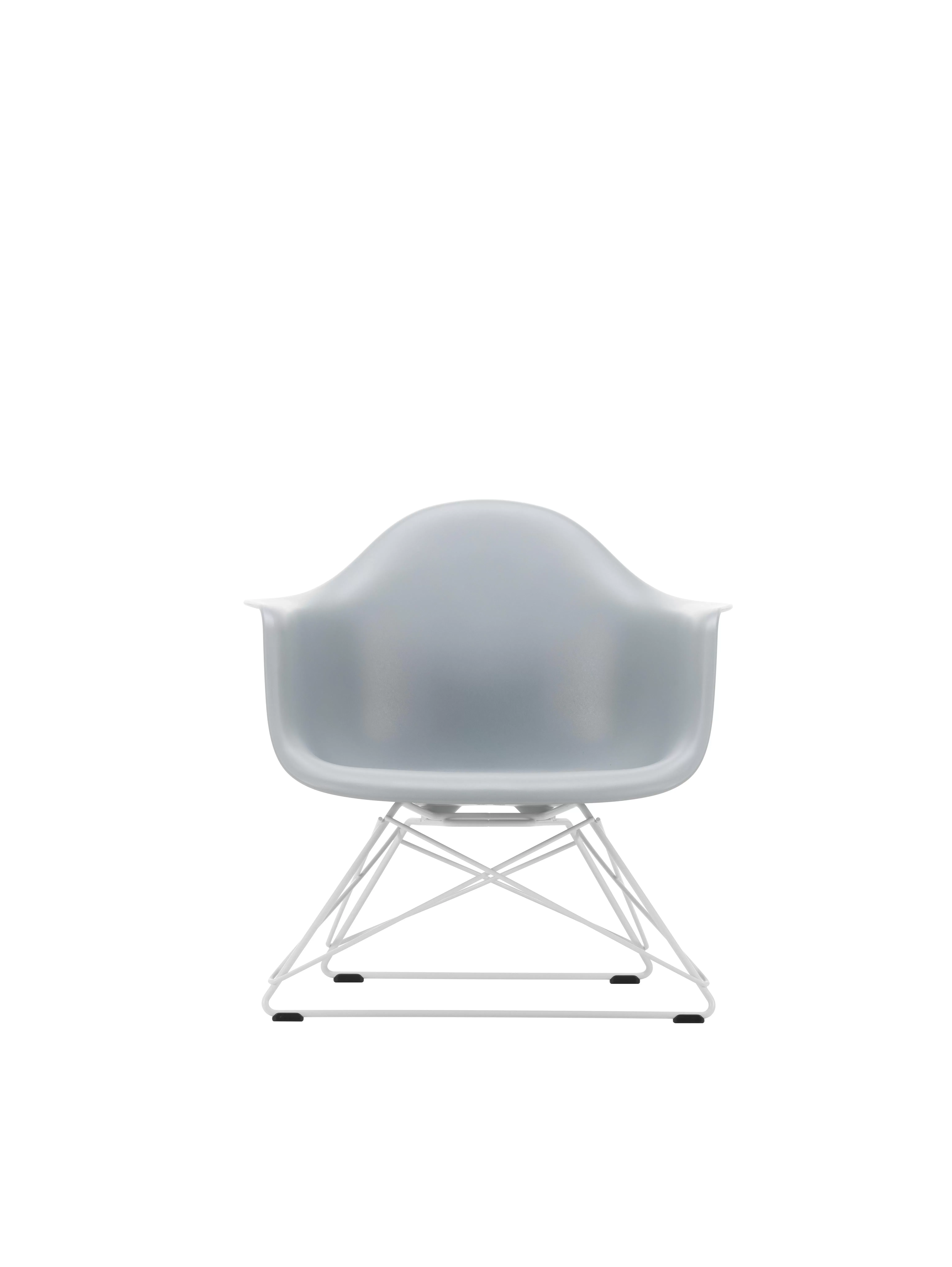 Illustration numéro 2 du produit Vitra Fauteuil en plastique Eames LAR  - gris clair RE - blanc - gris clair RE