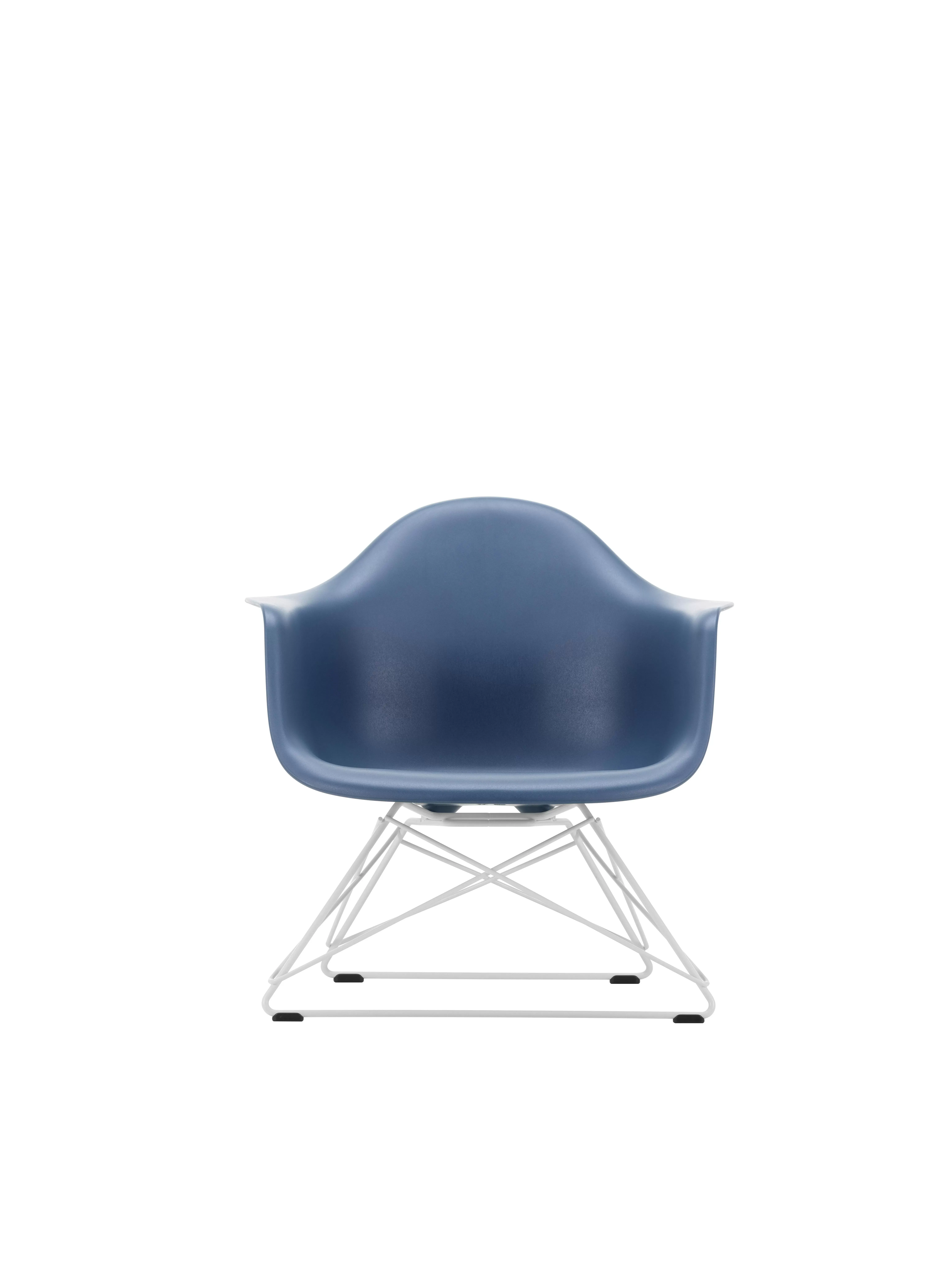 Illustration numéro 2 du produit Vitra Fauteuil en plastique Eames LAR  - bleu marin RE - blanc - bleu marin RE