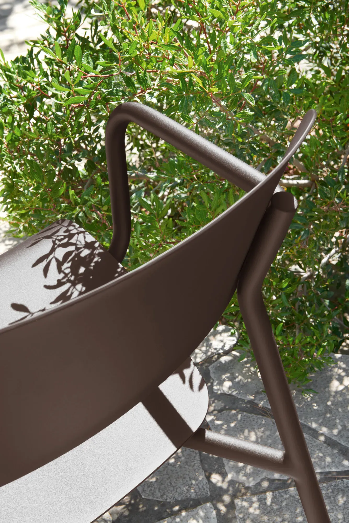 Illustration numéro 2 du produit Fermob Chaise à accoudoirs STUDIE - E3 Tonka