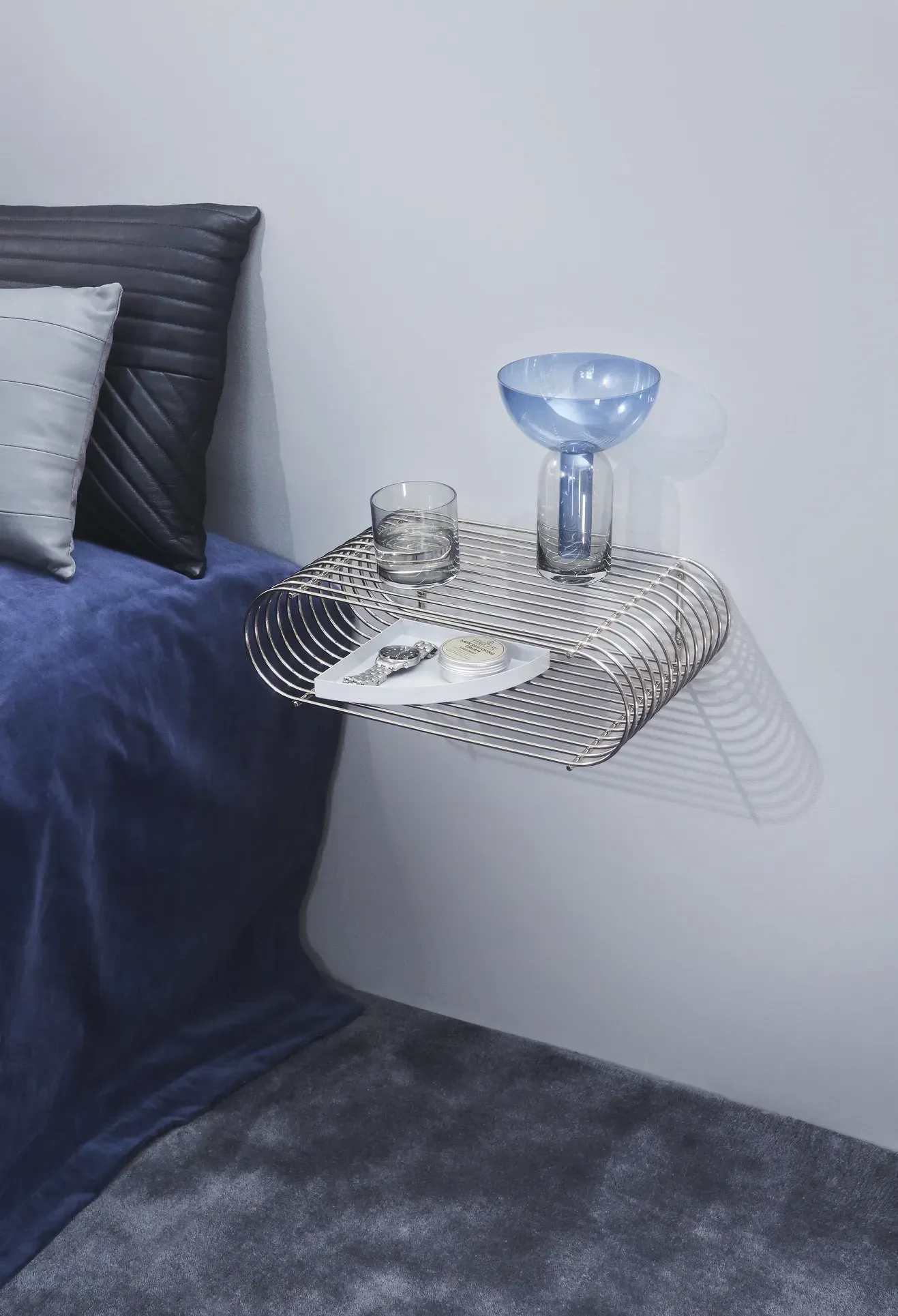 Illustration numéro 2 du produit AYTM Vase Torus  - navy - Hauteur/Ø 19,5 x 15 cm