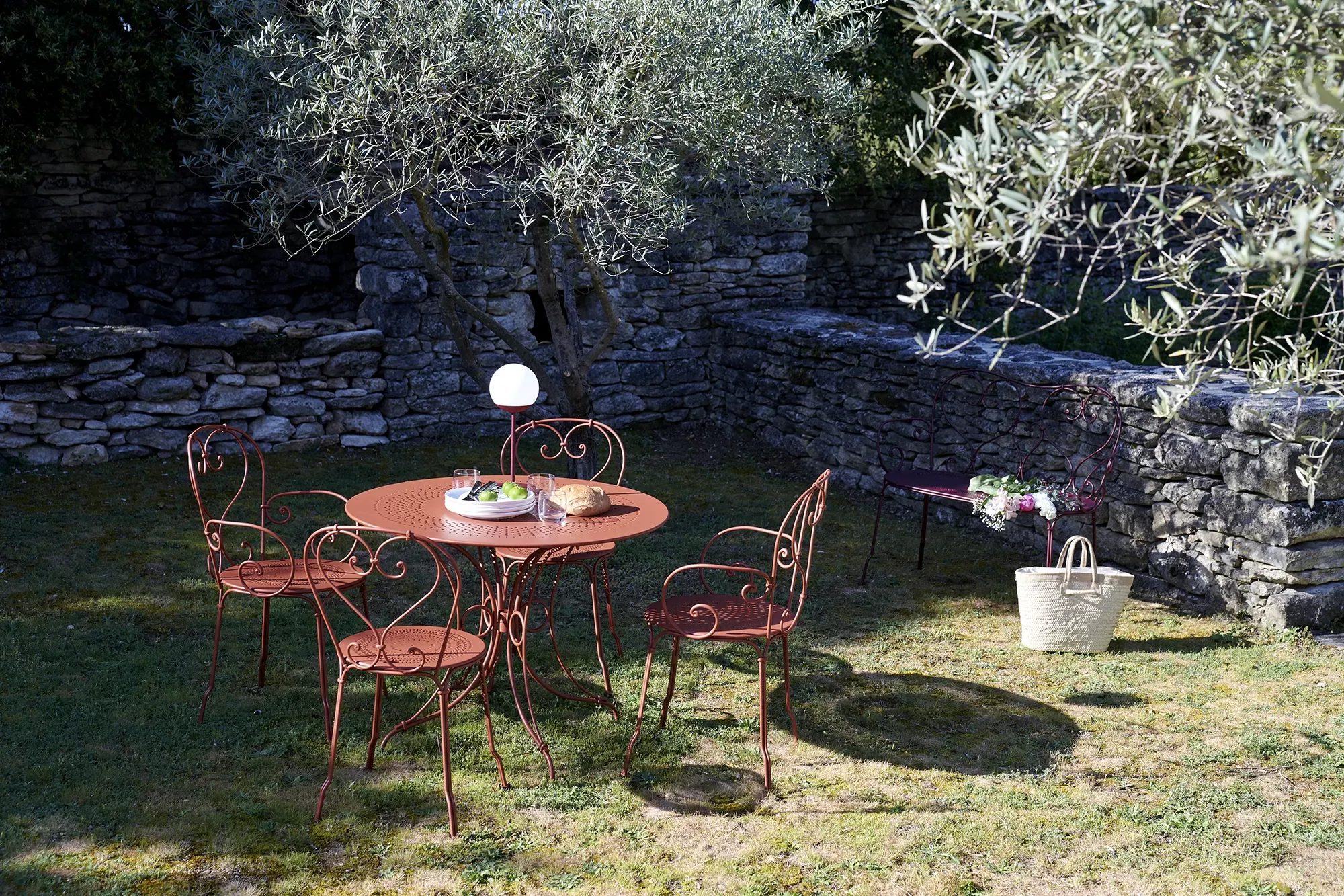 Illustration numéro 2 du produit Fermob Table 1900 - 20 ocre rouge - Ø 96