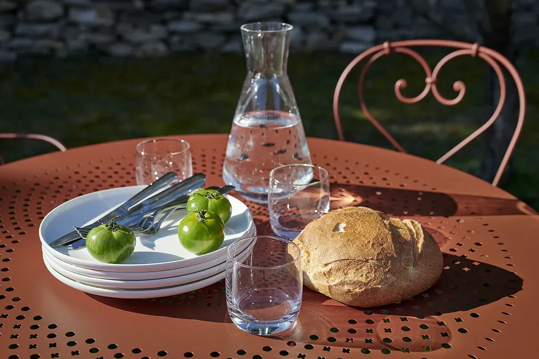 Illustration numéro 2 du produit Fermob Table 1900 - 43 piment - Ø 117