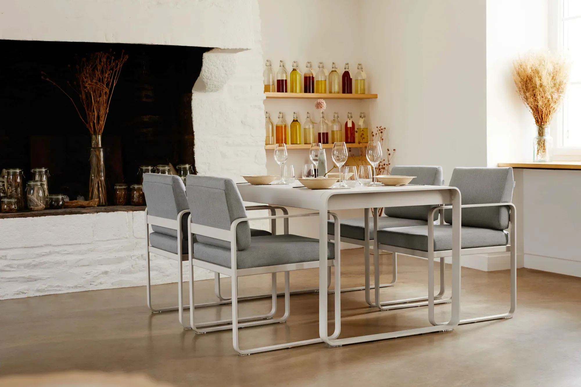 Illustration numéro 2 du produit Fermob Table mi-haute BELLEVIE - 02 vert cèdre - 140 x 80 cm