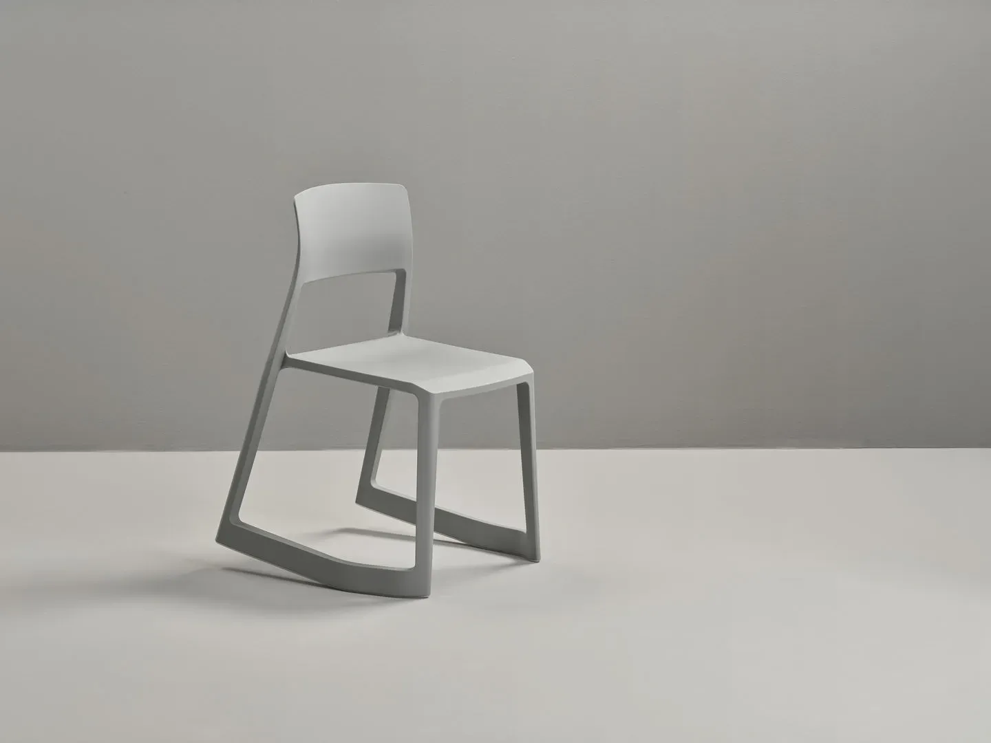 Illustration numéro 2 du produit Vitra Chaise Tip Ton RE - gris foncé RE