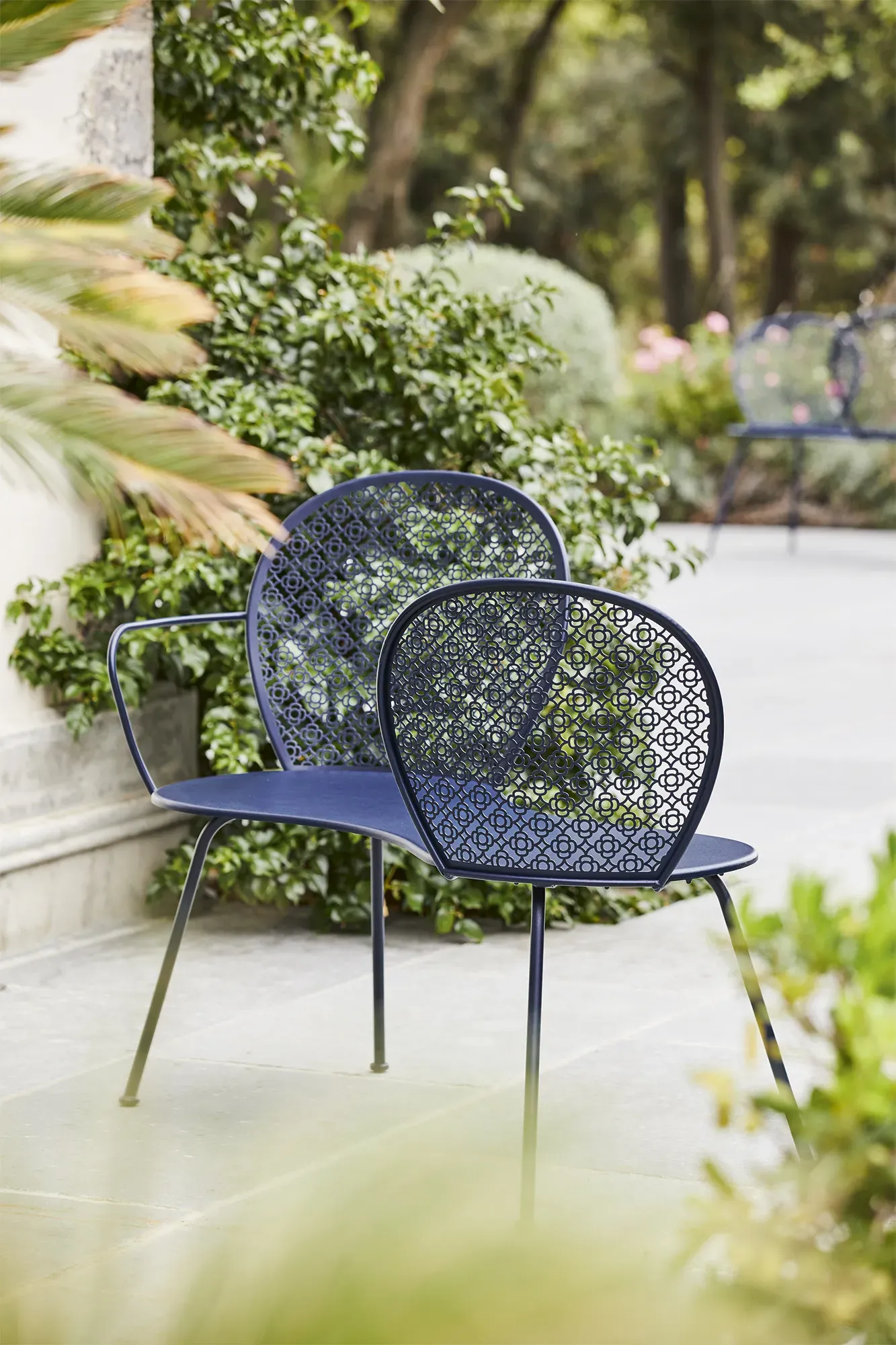 Illustration numéro 2 du produit Fermob Banc de conversation Lorette - 92 bleu abysse