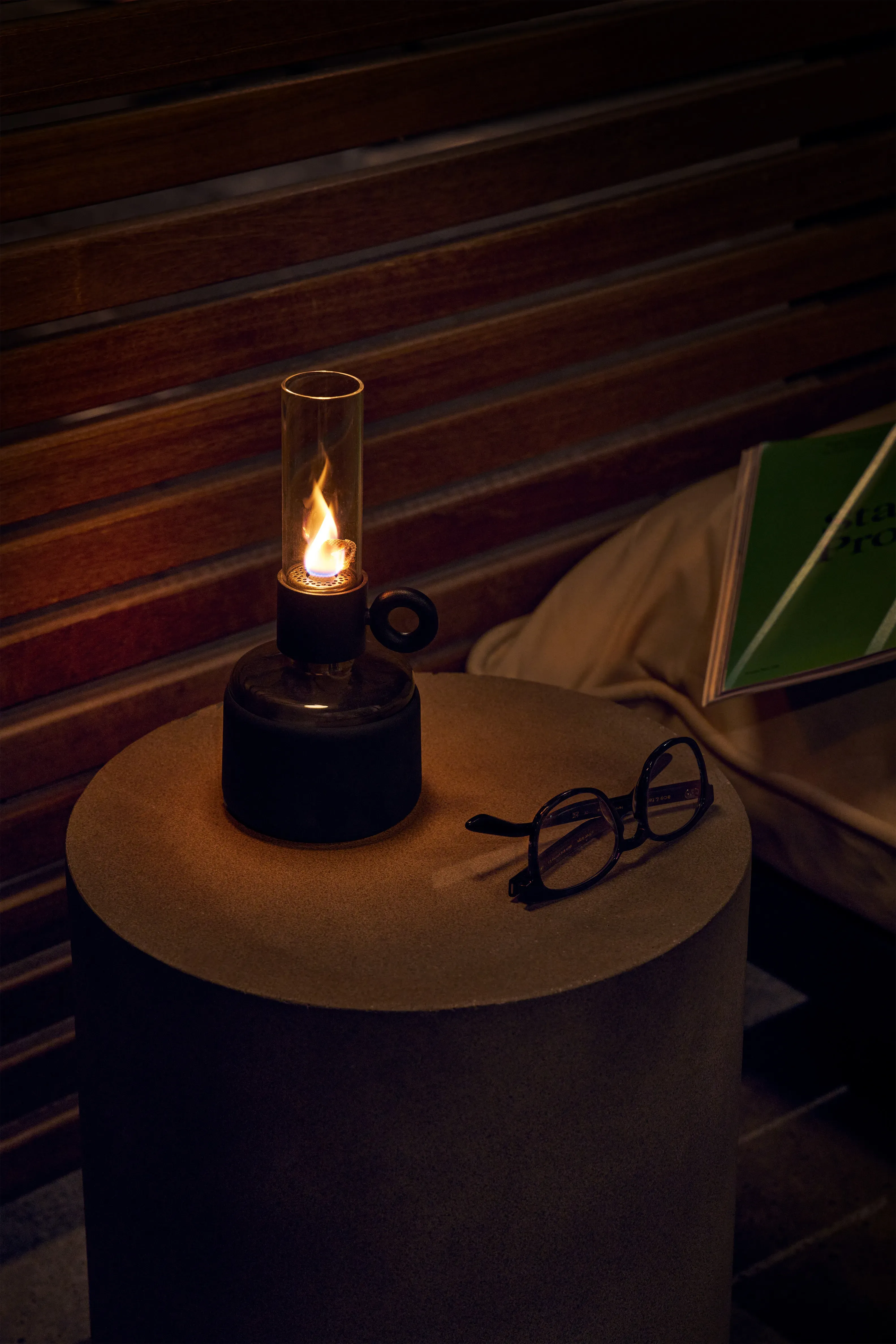 Illustration numéro 2 du produit fatboy Lampe à huile Flamtastique XS - black