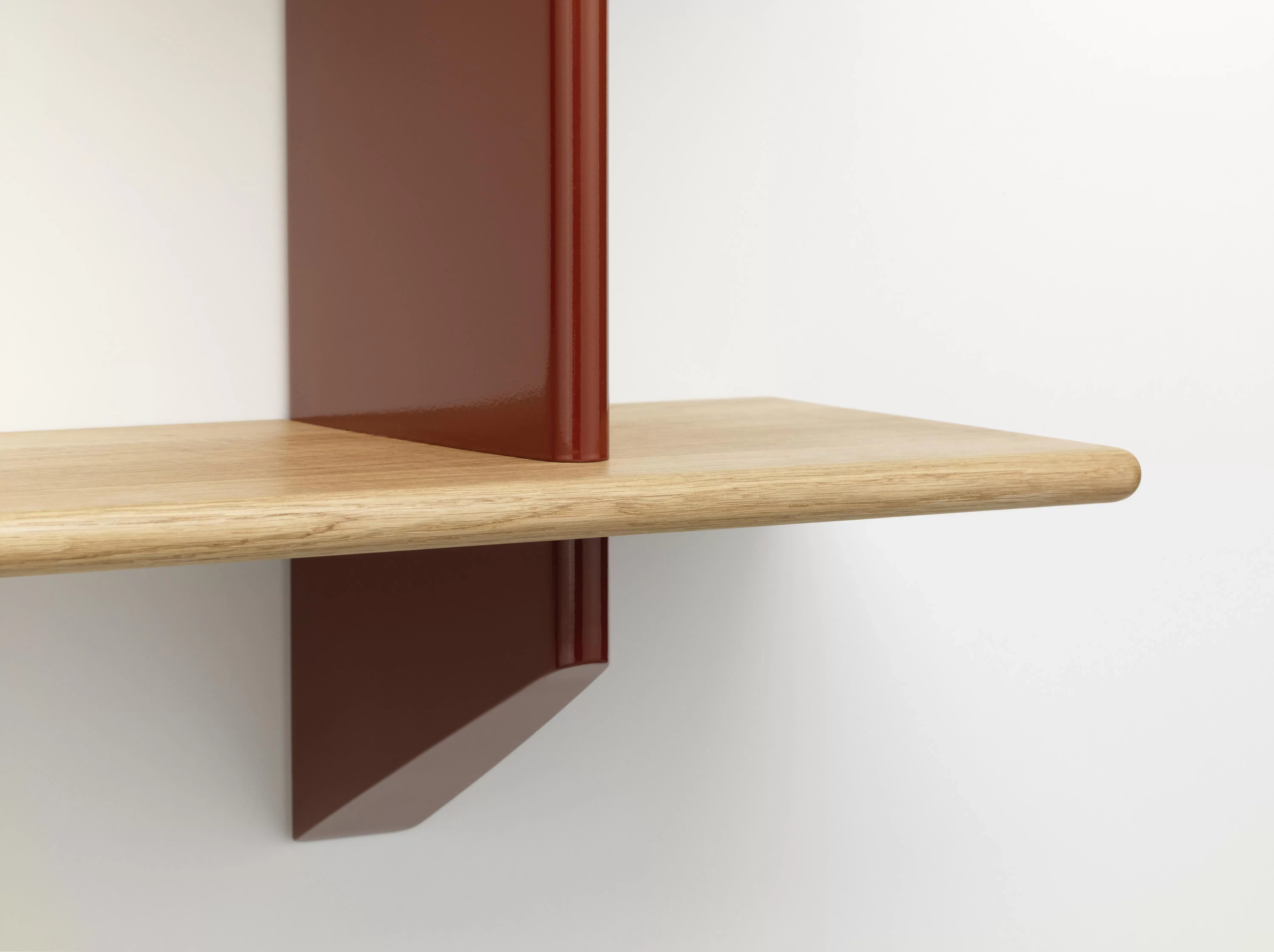 Illustration numéro 2 du produit Vitra Rayonnage Mural Wandregal - japanese red - Chêne massif huilé