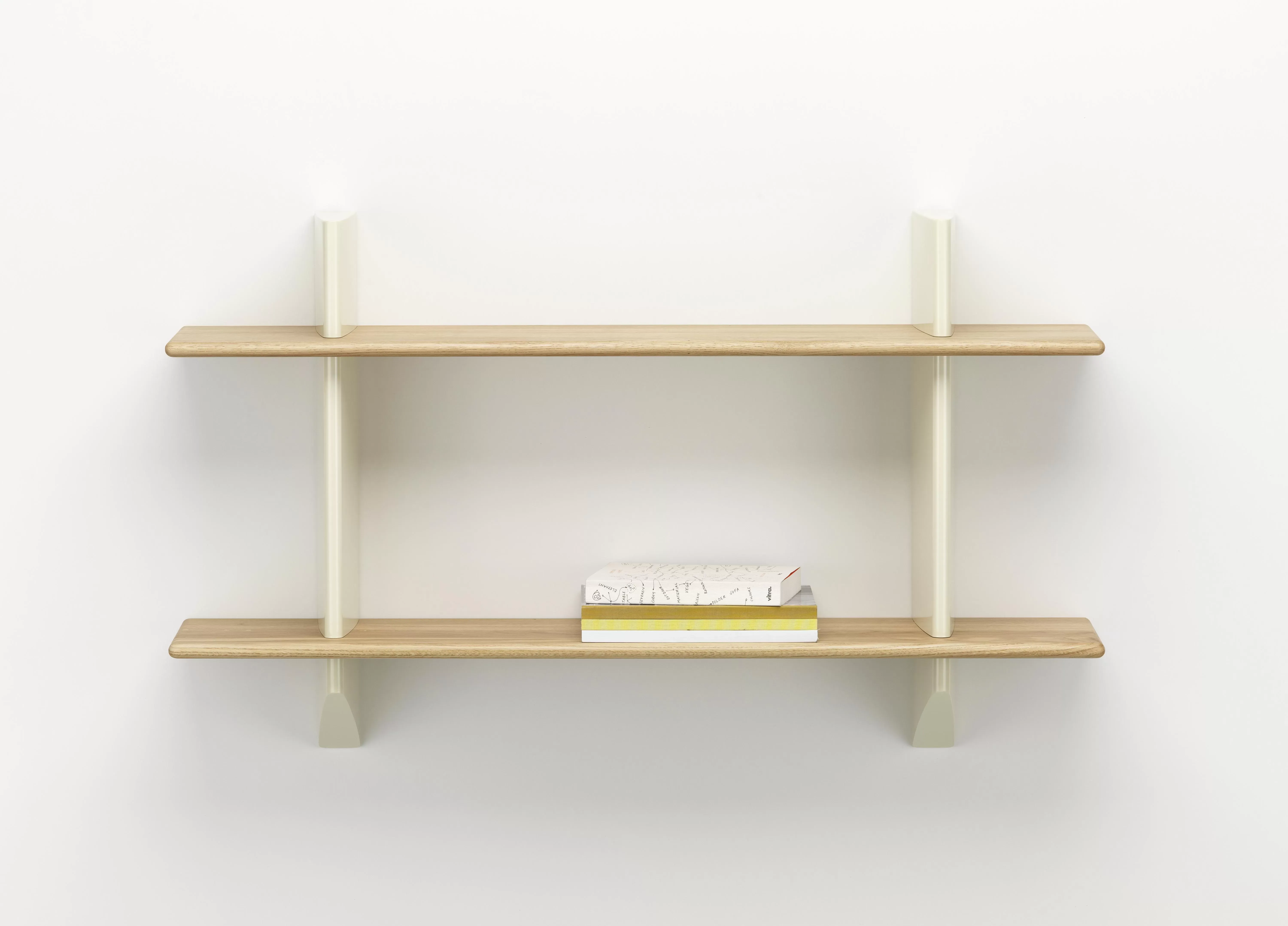 Illustration numéro 2 du produit Vitra Rayonnage Mural Wandregal - Prouvé Blanc Colombe (écru) - Chêne massif huilé