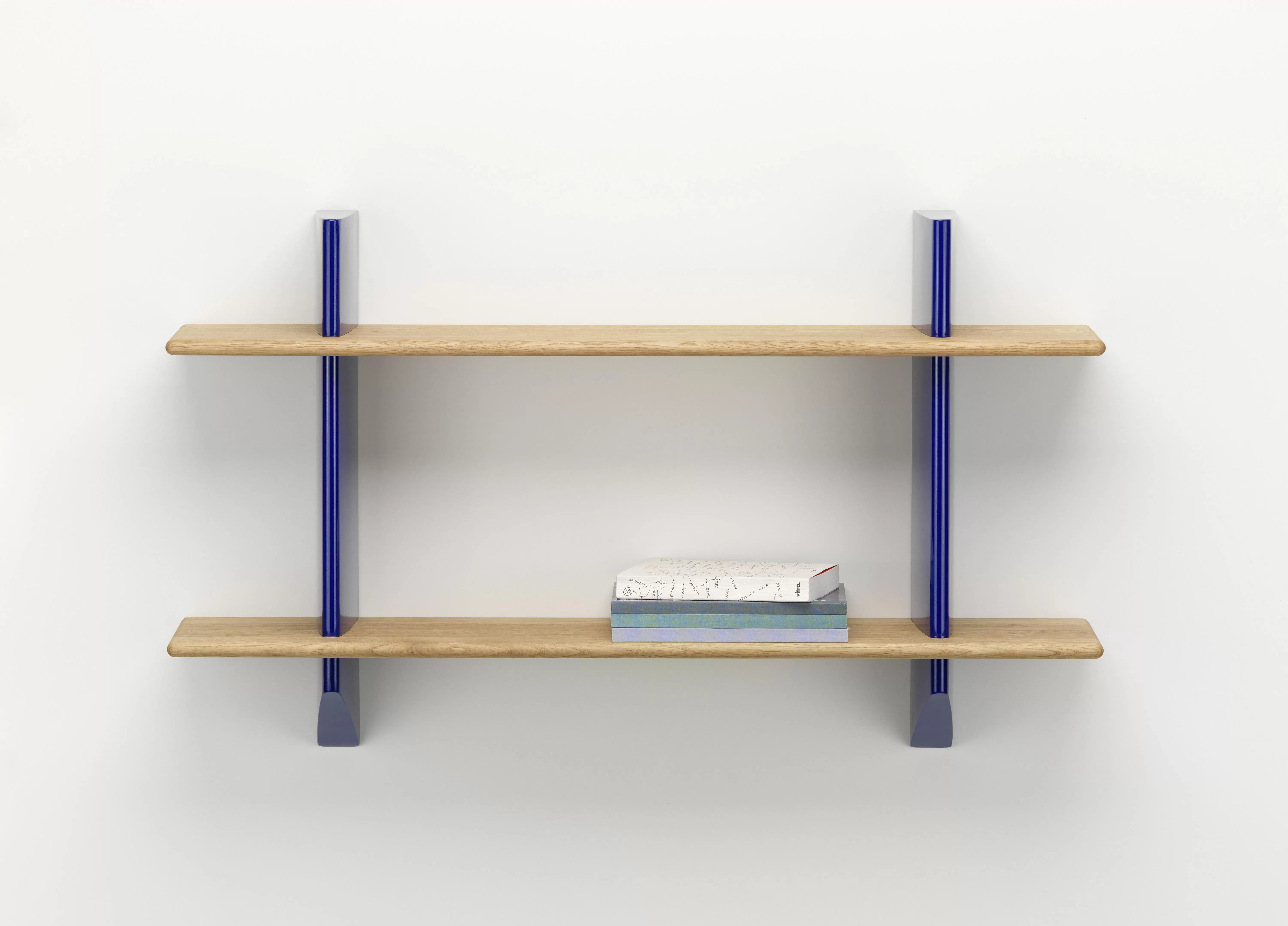 Illustration numéro 2 du produit Vitra Rayonnage Mural Wandregal - Prouvé Bleu Marcoule - Chêne massif huilé